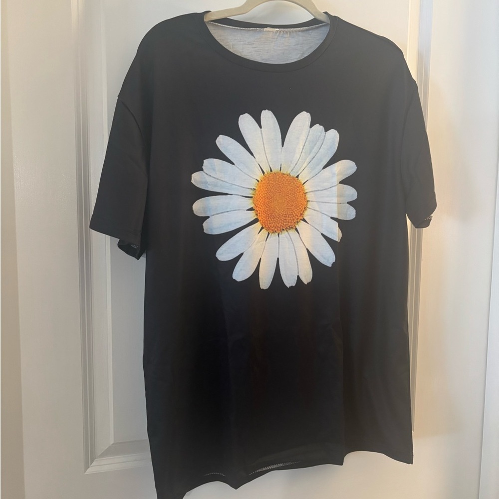 Amazon Black Short Sleeve Tee with White Daisy and Yellow Center